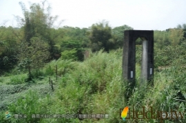 臺南市關廟區新光里跨越許縣溪的舊吊橋墩
